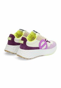 Multicolore sneakers met een witte textuurzool, paarse en roze accenten, een bovenwerk van mesh en een neongele binnenkant met logo-detail.