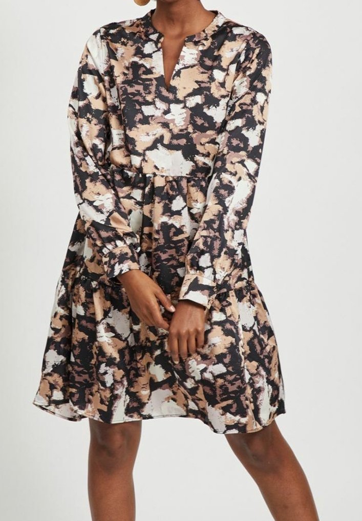 Robe à manches longues en tissu léger présentant un motif abstrait dans des tons de noir, de crème et de rose. Comprend un décolleté en V et une coupe décontractée.