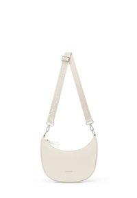 Borsa a tracolla color crema con forma curvata, texture liscia, accessori in argento e tracolla con la scritta "EXPATRIÉ" in rilievo.