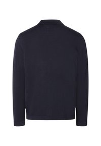 Mörkblå långärmad polo tröja i mjukt stickat tyg, med klassisk krage och en enkel, sömlös baksidesdesign.