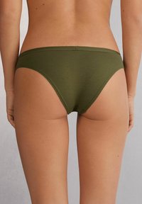 Olijf groene katoenen slips met een lage taille, voorzien van gladde randen en minimale stiksels voor een naadloze uitstraling.