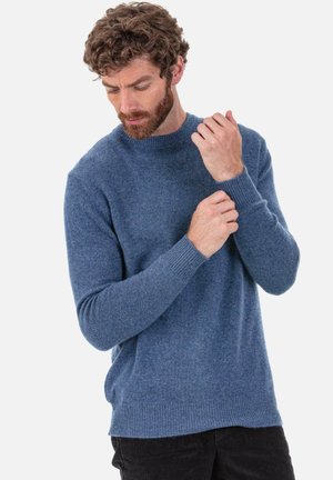 Hellblauer Strickpullover mit rundem Ausschnitt, langen Ärmeln und gerippten Bündchen sowie Saum. Weiche Textur mit einem dezenten melierten Muster.