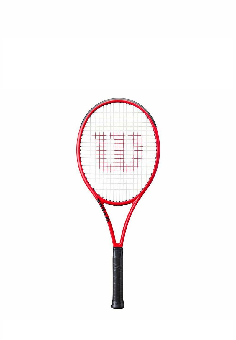 Rode tennisracket met een ronde kop, witte snaren en een zwart handvat. Heeft een opvallend "Wilson" logo in het midden van de snaren.