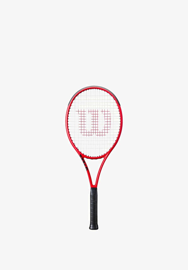 Rode tennisracket met een ronde kop, witte snaren en een zwart handvat. Heeft een opvallend "Wilson" logo in het midden van de snaren.