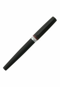 Sort pen med mat finish, slank cylindrisk form, sølv accent nær grebet og en clip på hætten.