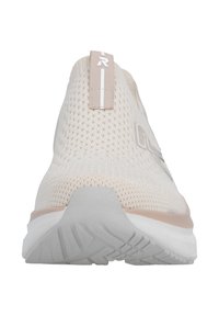 Baskets légères beige clair à enfiler avec dessus en mesh, languette au talon et semelle blanche texturée, vues de face.