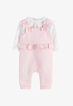 Rožinė darbinių drabužių komplektas su tekstūruota medžiaga ir raukinių detalėmis. Su petnešėlėse esančiomis juostelėmis ir ilgomis rankovėmis balta marškinėliai su šviesiai rožiniu raštu.