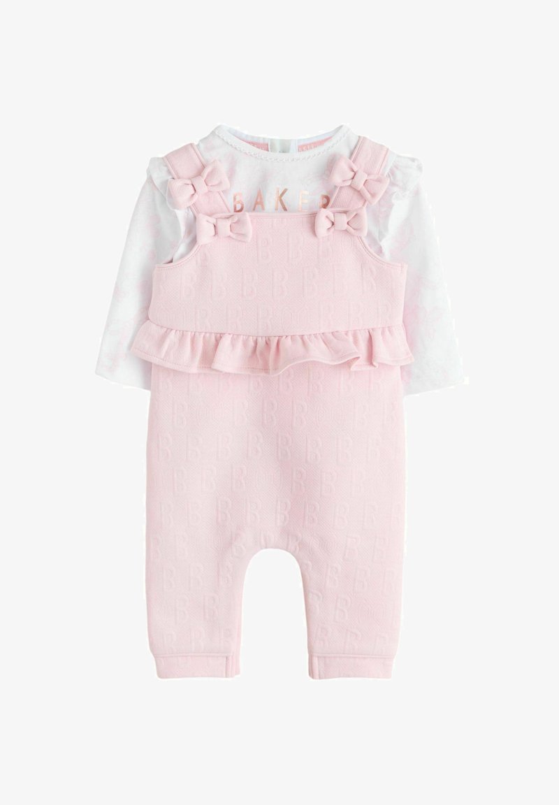 Roze overallset met gestructureerde stof en ruches als detail. Voorzien van strikjes op de bandjes en een wit shirt met lange mouwen en lichtroze patroon.