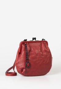 Rote Lederhandtasche mit runder Form, ausgestattet mit einem schwarzen Kettenakzent, einem Verschluss mit Schnalle und einer Seitentasche für zusätzlichen Stauraum.