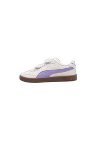Deportivas de cuero blanco con acentos morados, un panel lateral texturizado, doble tira de velcro y una suela de goma marrón con un logotipo embosado.