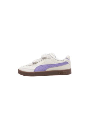 Deportivas de cuero blanco con acentos morados, un panel lateral texturizado, doble tira de velcro y una suela de goma marrón con un logotipo embosado.