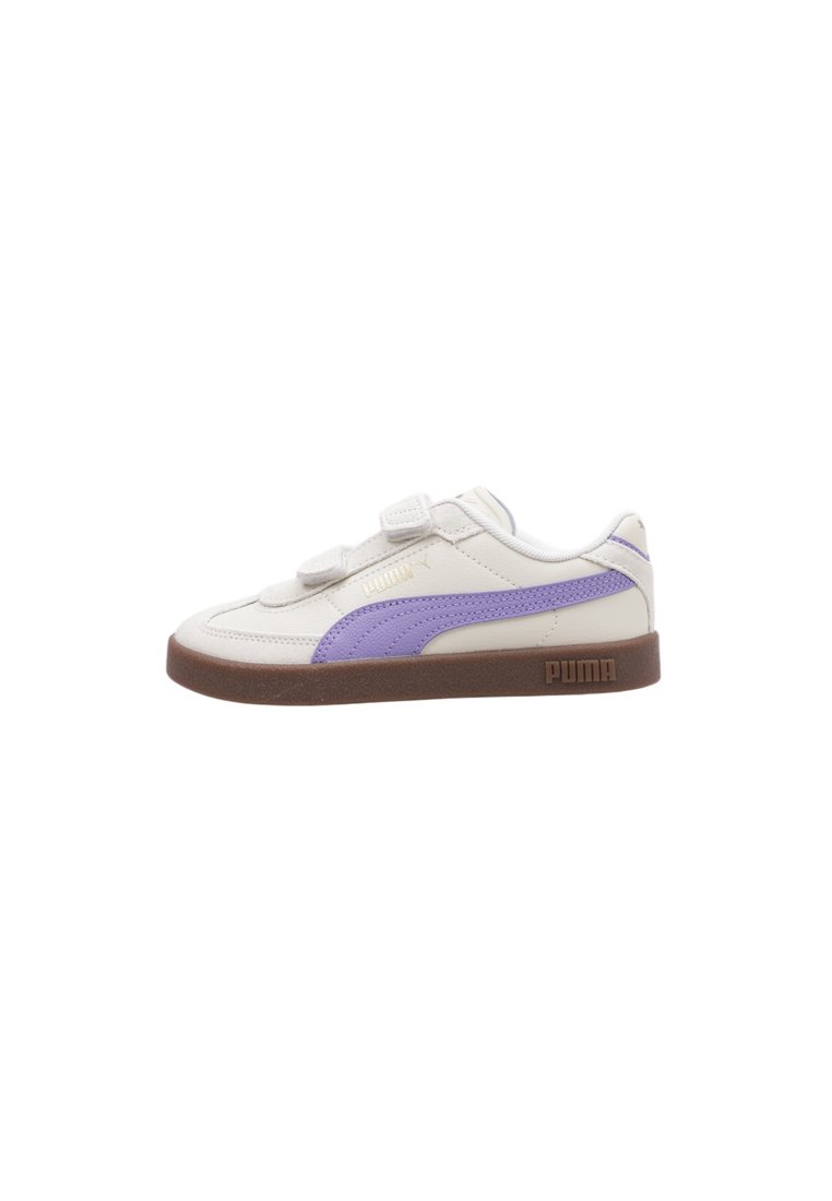Deportivas de cuero blanco con acentos morados, un panel lateral texturizado, doble tira de velcro y una suela de goma marrón con un logotipo embosado.