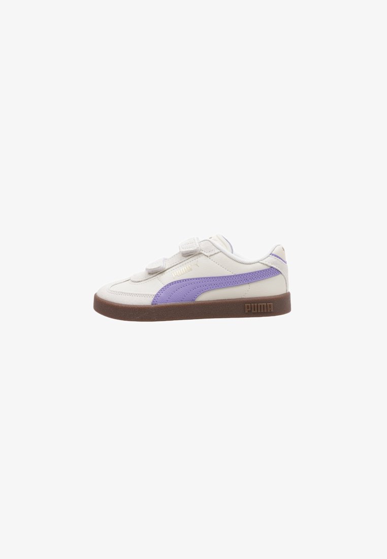 Sneaker in pelle bianca con accenti viola, pannello laterale testurizzato, doppie cinghie in Velcro e suola in gomma marrone con marchio in rilievo.