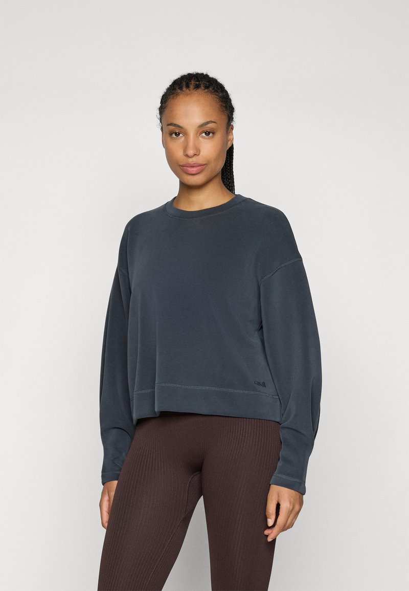 Pullover cropped blu scuro, tessuto leggero, scollo a giro, cuciture svasate sulle spalle, cuciture a contrasto, dettaglio logo sottile all'orlo.