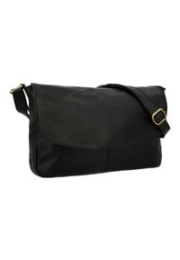 Borsa a spalla in pelle nera con chiusura a patta, tracolla regolabile, texture liscia e dettagli di cucitura minimal.