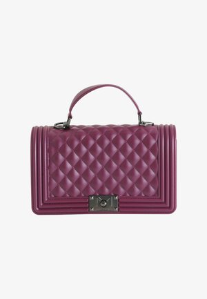 Borsa a tracolla bordeaux trapuntata con forma strutturata, manico superiore e chiusura metallica, dettagliata con linee verticali e accenti.