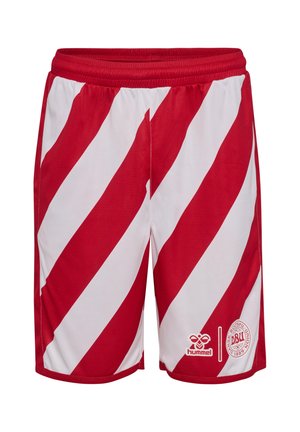 Czerwono-białe, ukośnie paskowane krótkie spodenki sportowe z elastycznym pasem, logo Hummel i emblemą Duńskiego Związku Piłki Nożnej na prawej nogawce.