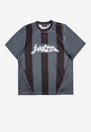 Αθλητική φανέλα κοντομάνικη με κάθετες μαύρες και σκούρες γκρι ρίγες, λευκό στυλιζαρισμένο κείμενο στο κέντρο και μικρά κόκκινα αστέρια πάνω από το έμβλημα.