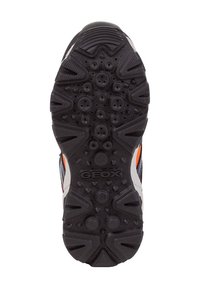 Schwarze Gummi-Außensohle eines Sportschuhs mit kreisförmigen und dreieckigen Grip-Mustern, mit einem prägenden "GEOX"-Logo in der Mitte.