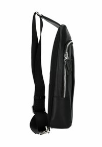 Bolso de cuero negro con un diseño delgado, que presenta un zipper plateado, una correa ajustable y acentos de malla en un lado.