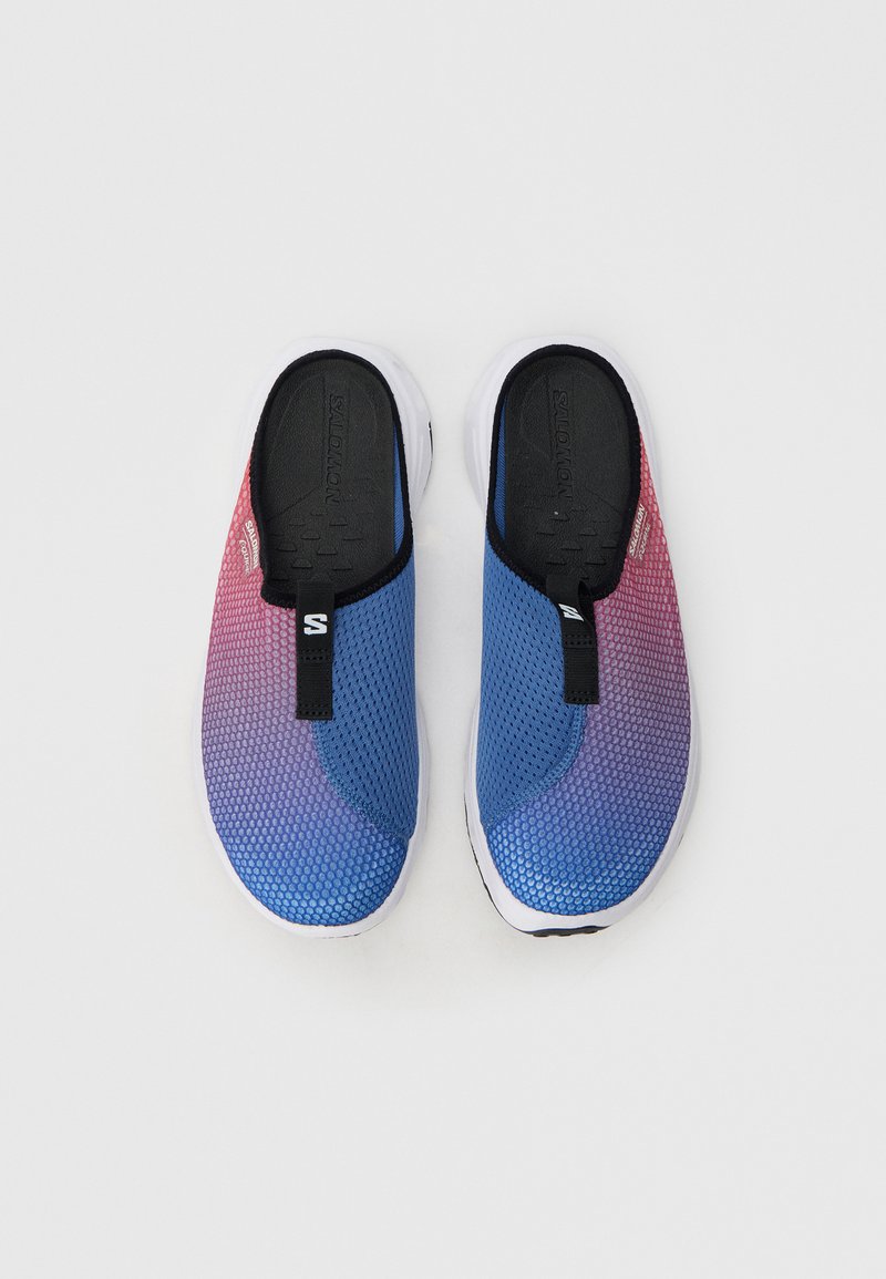 Blå och rosa slip-on-skor med gradient, tillverkade av andningsbart mesh, med svart elastiskt band och en texturerad sula för grepp.