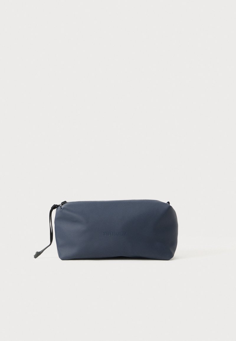 Borsa rettangolare blu navy realizzata in materiale liscio, dotata di chiusura con zip e cordoncino per un facile trasporto, logo impresso sul davanti.