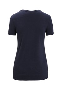 Mørkeblå kortærmet T-shirt, rund halsudskæring, blød tekstur, glat stof, ingen synlige mønstre, inkluderer en detalje med sidenummer.