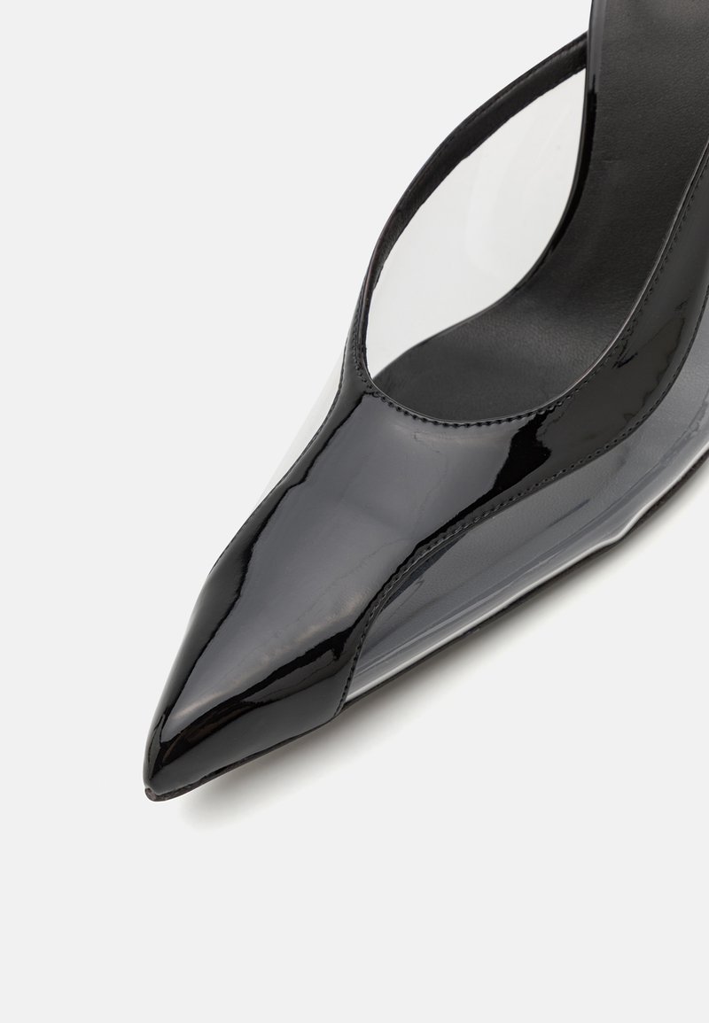 Pump in vernice nera con punta affusolata, pannelli laterali trasparenti e silhouette elegante. La finitura lucida esalta il design moderno.