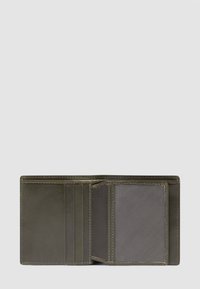 Cartera de cuero verde con múltiples compartimentos para tarjetas, un bolsillo transparente para identificación y detalles de costura fina. Textura suave y forma rectangular compacta.