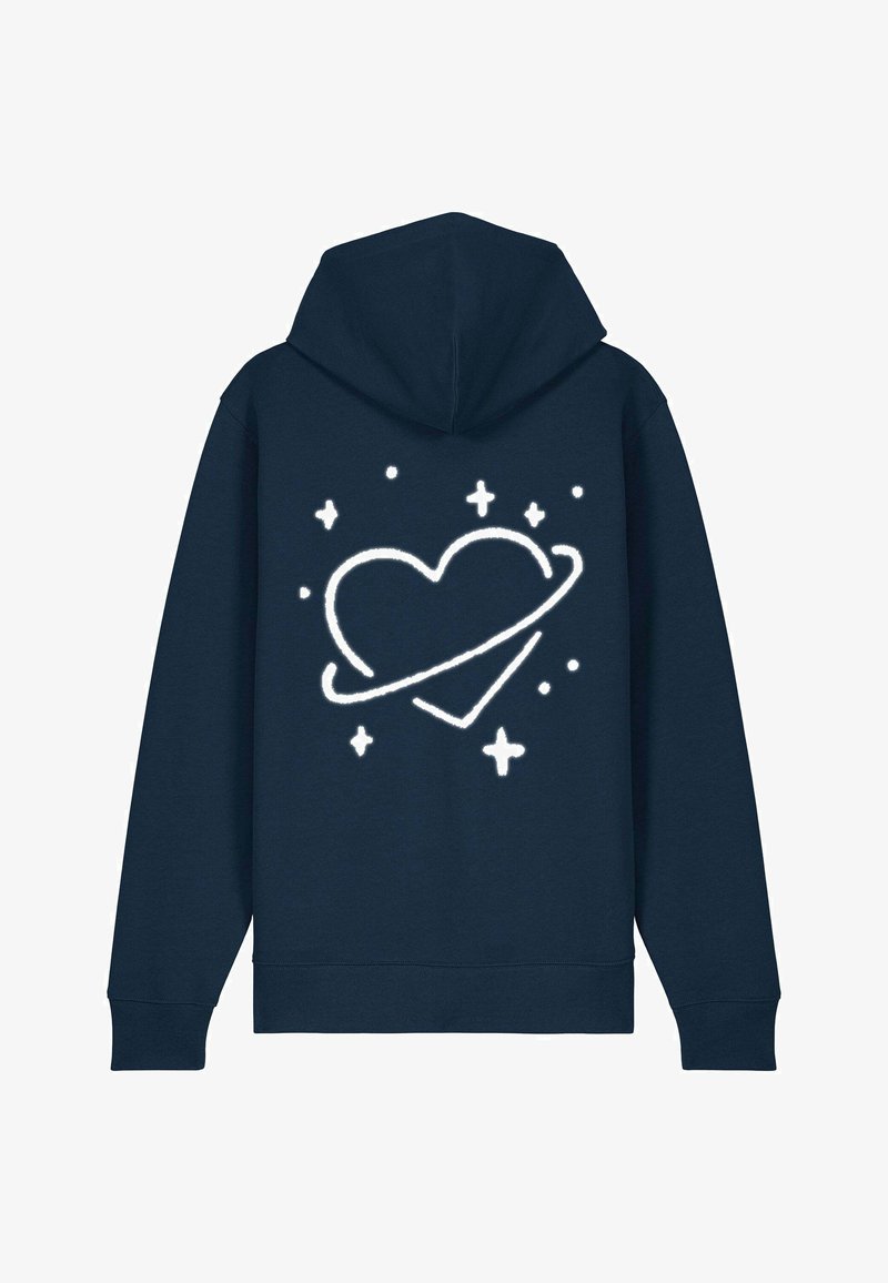 Sweat à capuche bleu marine avec un graphique de cœur blanc et de planète au dos, comportant des étoiles et des étincelles ; fabriqué à partir d'un tissu doux et texturé.