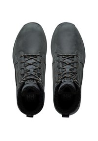 Grijze leren schoenen met een gladde afwerking, voorzien van grijze meshpanelen, oranje accent-kousen en gestructureerde boorden voor comfort.