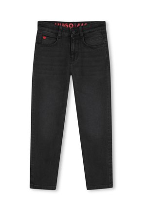 Jean noir coupe droite avec bouton à l'avant et poches, comportant une petite étiquette rouge sur la poche droite et un texte rouge à l’intérieur de la ceinture.