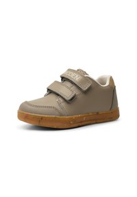 Beige lädersneaker med två kardborreband, texturerad yta, vadderad krage och genomskinlig gummisula med färgglada fläckar.