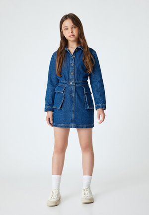 Abito in denim con maniche lunghe, chiusura davanti con bottoni, due tasche frontali e una cintura. In un blu medio con cuciture a contrasto e una texture liscia.