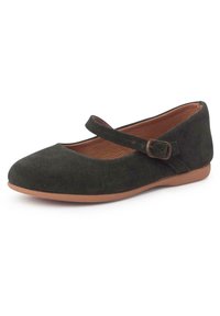 Zapato Mary Jane de ante verde oscuro con punta redondeada, suela plana marrón y una tira suave con un pequeño hebilla ajustable.