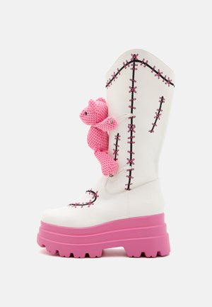 TWISTED TEDDY TETHERS BOOT - Kozaky na platform - white/pink