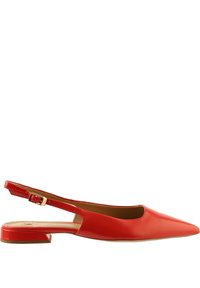 Czerwone lakierowane baleriny typu slingback z ostrym czubkiem, minimalnym obcasem, regulowanym paskiem i gładką powierzchnią.