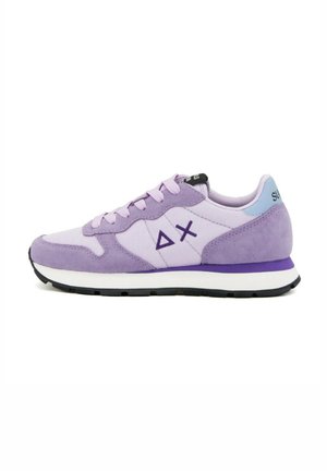 Lila Wildlederschuhe mit einer weißen Zwischensohle, schwarzem Außensohlenelement und hellblauen Akzenten. Verfügt über Schnürsenkel und ein Emblem an der Seite.