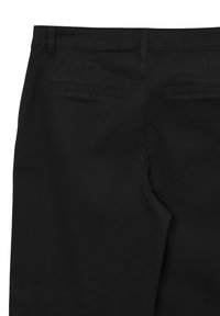 Pantaloni neri realizzati in tessuto liscio, caratterizzati da una vestibilità su misura, vita standard e due tasche posteriori con taglio dritto.