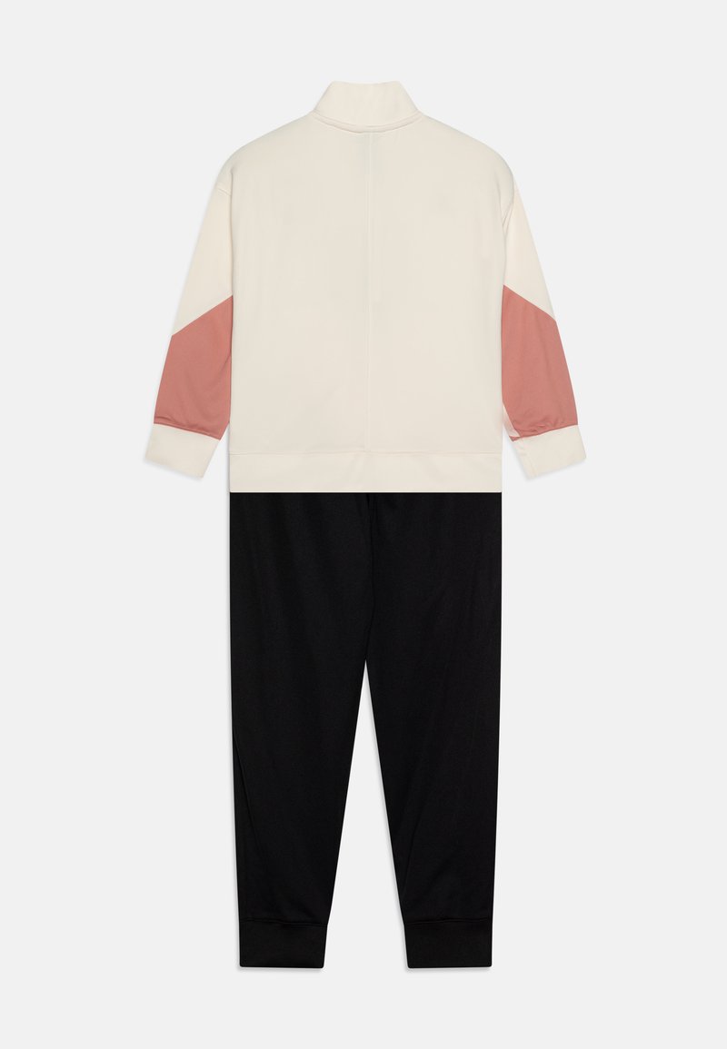 Dres w kolorze kremowym, różowe akcenty na rękawach, czarne zwężane spodnie. Miękki materiał, wysoki kołnierz, elastyczne mankiety i pas dla lepszego dopasowania.