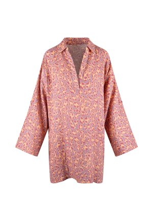 Haut en imprimé léopard avec un col, des manches longues et une coupe ample. Le tissu présente des tons de rose et d'orange avec des accents foncés.