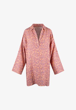 Topy s leopardím vzorom, s golierom, dlhými rukávmi a vo voľnom strihu. Tkanina obsahuje ružové a oranžové odtiene s tmavými akcentmi.