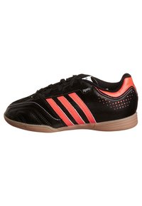 Schwarze Fußballschuhe mit drei pinken Streifen, Obermaterial aus Leder, strukturierte Oberfläche, Gummilaufsohle und kleinen Perforationen in der Nähe der Ferse.