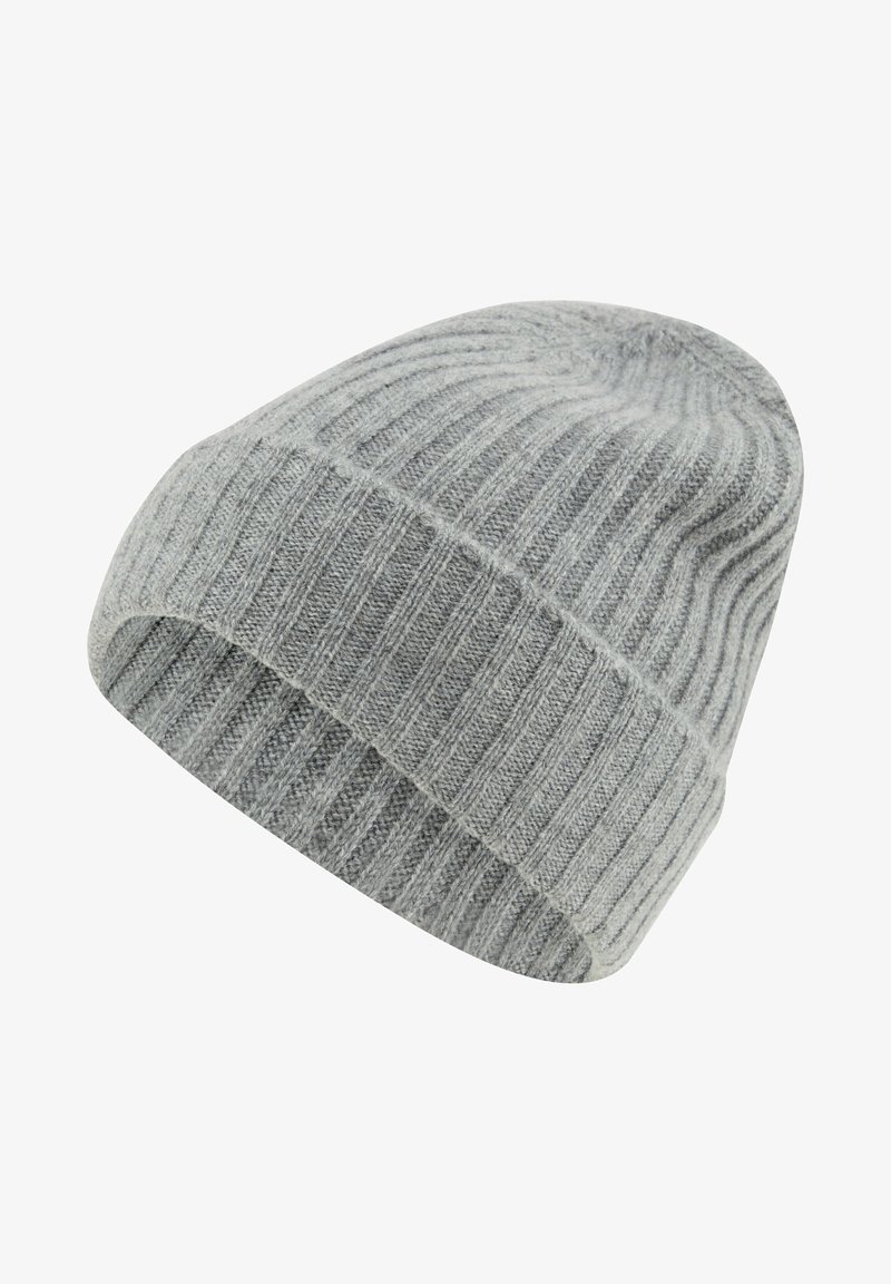 Gorro de punto gris con textura acanalada, copa redondeada y un borde doblado. Hecho de un material suave y cálido, adecuado para el clima frío.
