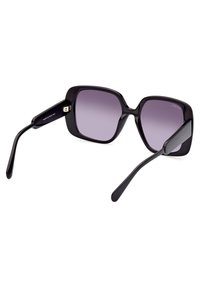 Occhiali da sole neri a forma quadrata con lenti gradienti viola, montatura in plastica lucida e astine nere sottili con un accento dorato vicino alla cerniera.