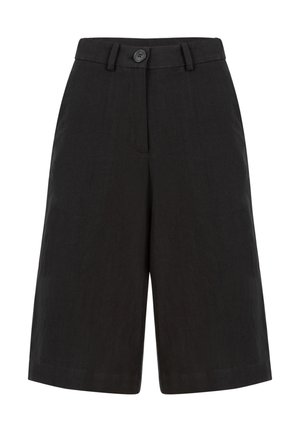 Shorts noirs sur mesure, longueur au genou, avec passants pour ceinture, fermeture à boutons sur le devant, sans poches visibles.