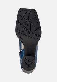 Zapato de cuero azul con parte superior lisa, cremallera lateral y suela de goma negra texturizada que presenta un patrón geométrico y bordes curvados.