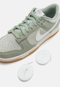Nike Sportswear DUNK LOW RETRO SE - Sportcipő - jade horizon/summit white/light silver/light brown