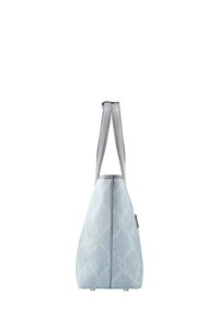 Borsa a tracolla azzurro chiaro realizzata in materiale testurizzato con un motivo geometrico. Dotata di manici grigi e una cerniera sicura con dettagli in metallo dorato.