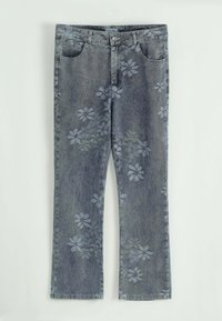 Jean en denim bleu délavé avec un motif floral en bleu clair, comportant cinq poches, une fermeture par bouton et des jambes droites.